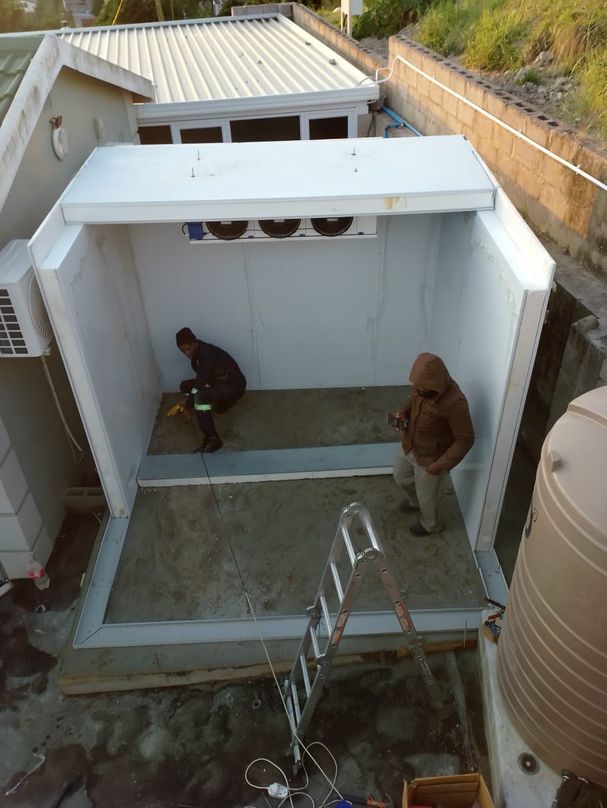 Chiller installation for contact centre cooling system